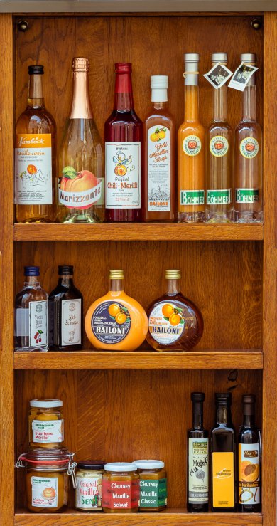brandy d'abricot, vin et autres produits assortis