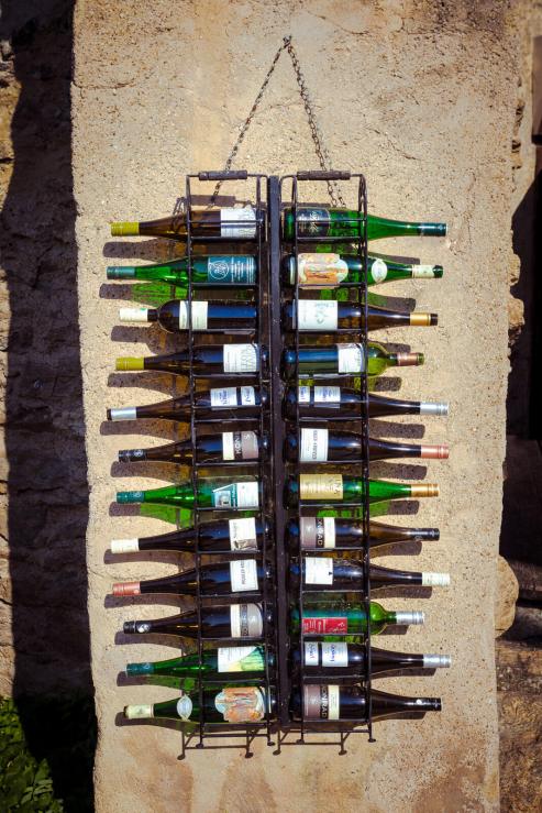 Bouteilles de vin sur le mur extérieur du bar à vin Durnstein