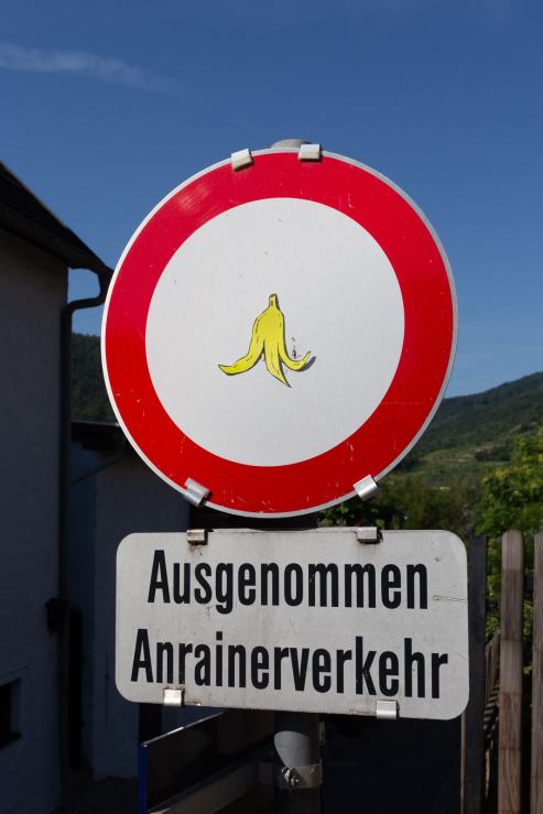 Sauf panneau de signalisation local avec peau de banane dessus