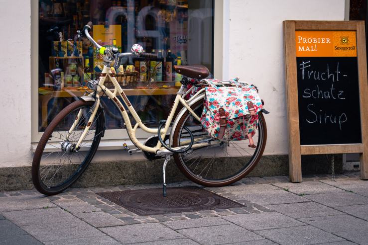 vélo contre la façade du magasin à Linz
