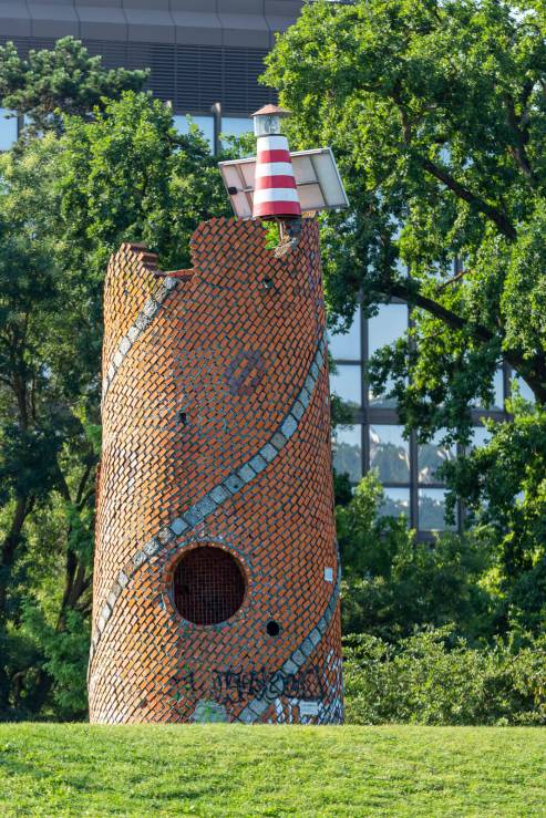 phare en brique le long du Danube - œuvre d'art