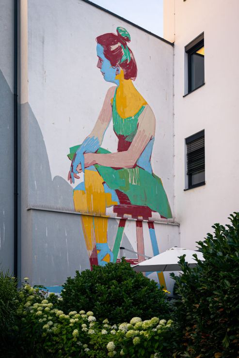 La murale "Ballerine" de l'artiste espagnol Aryz orne la façade de la cour intérieure de la Promenade Gallery.