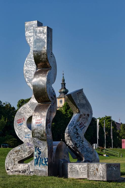 Sculpture sinueuse en métal dans Danau Park