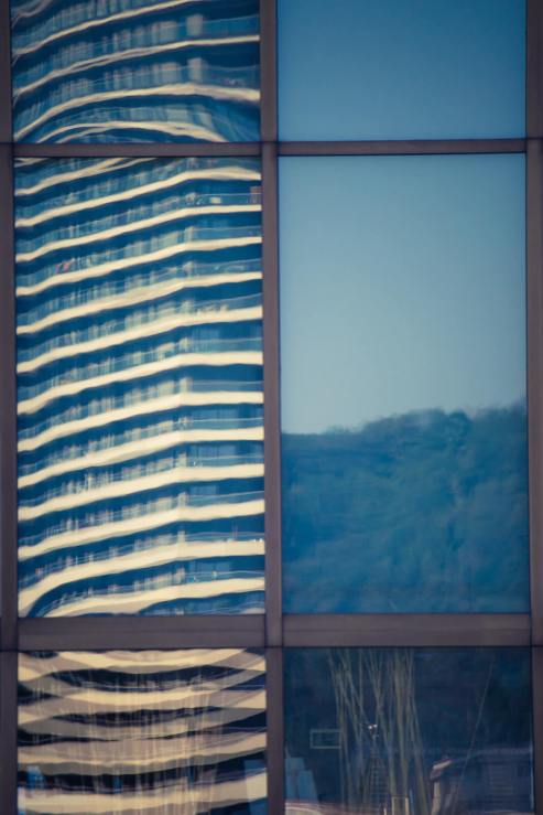reflets dans les vitres d'un immeuble moderne